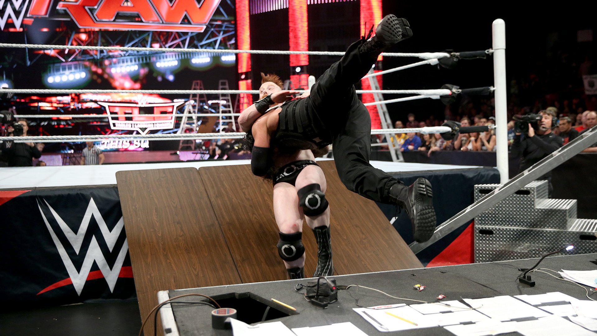 Wwe Raw Results Dec 7 2015 Reigns And Sheamus Clash As Wwe Tlc Approaches Wwe 