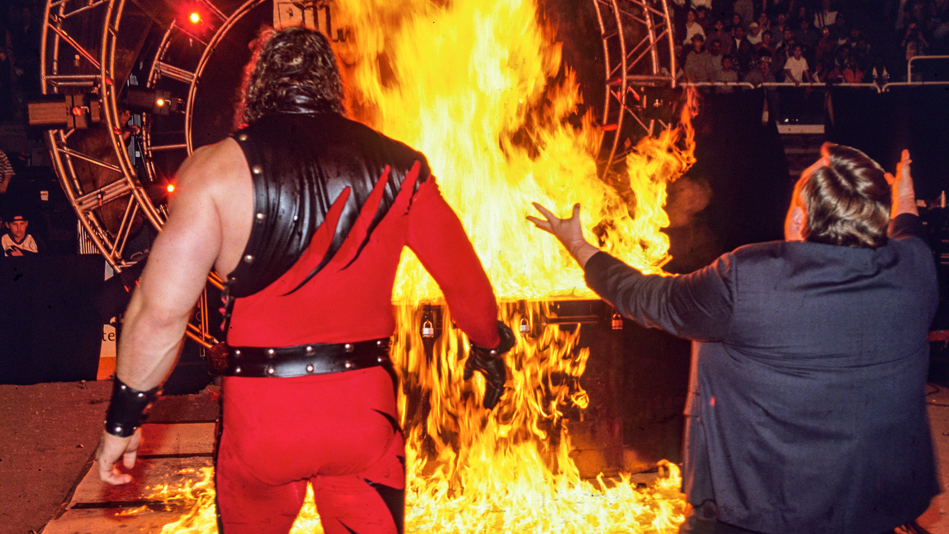 Kane sets The Undertaker ON FIRE!: Royal Rumble 1998