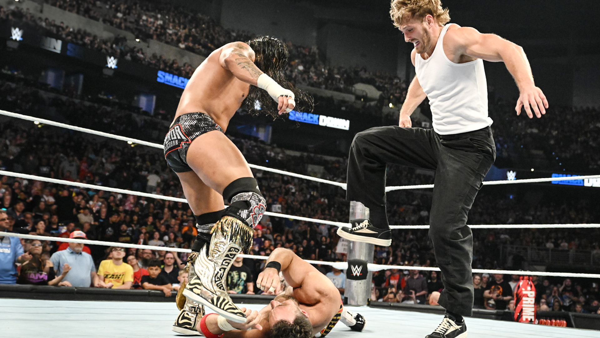 LA Knight knocks Logan Paul from apron to beat Santos Escobar: SmackDown  highlights, July 26, 2024