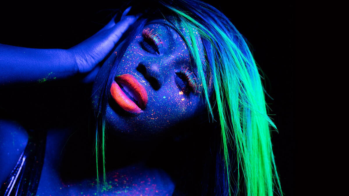 Naomi feels The Glow: photos | WWE