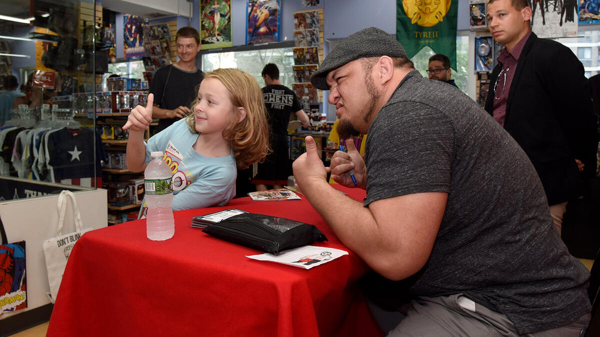 Samoa Joe signs autographs at New York's Midtown Comics: photos | WWE