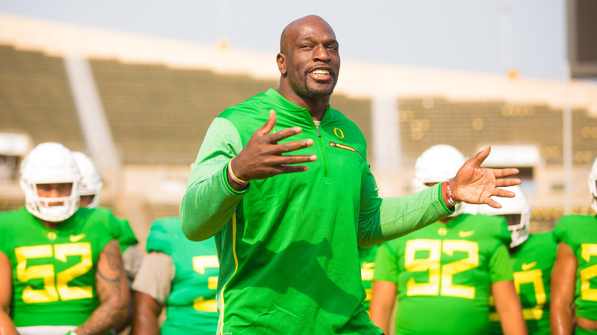 Titus O'Neil presents replica WWE Championship to 2021 Stanley Cup Champion Tampa  Bay Lightning: photos