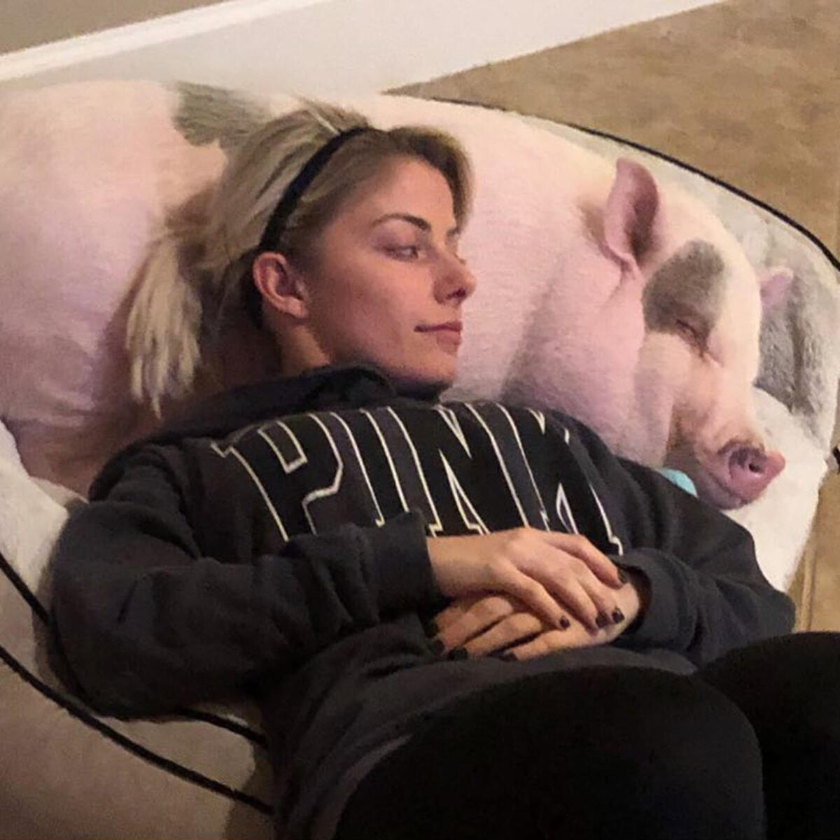 Alexa Bliss with her pet pig, Larry Steve. (WWE)