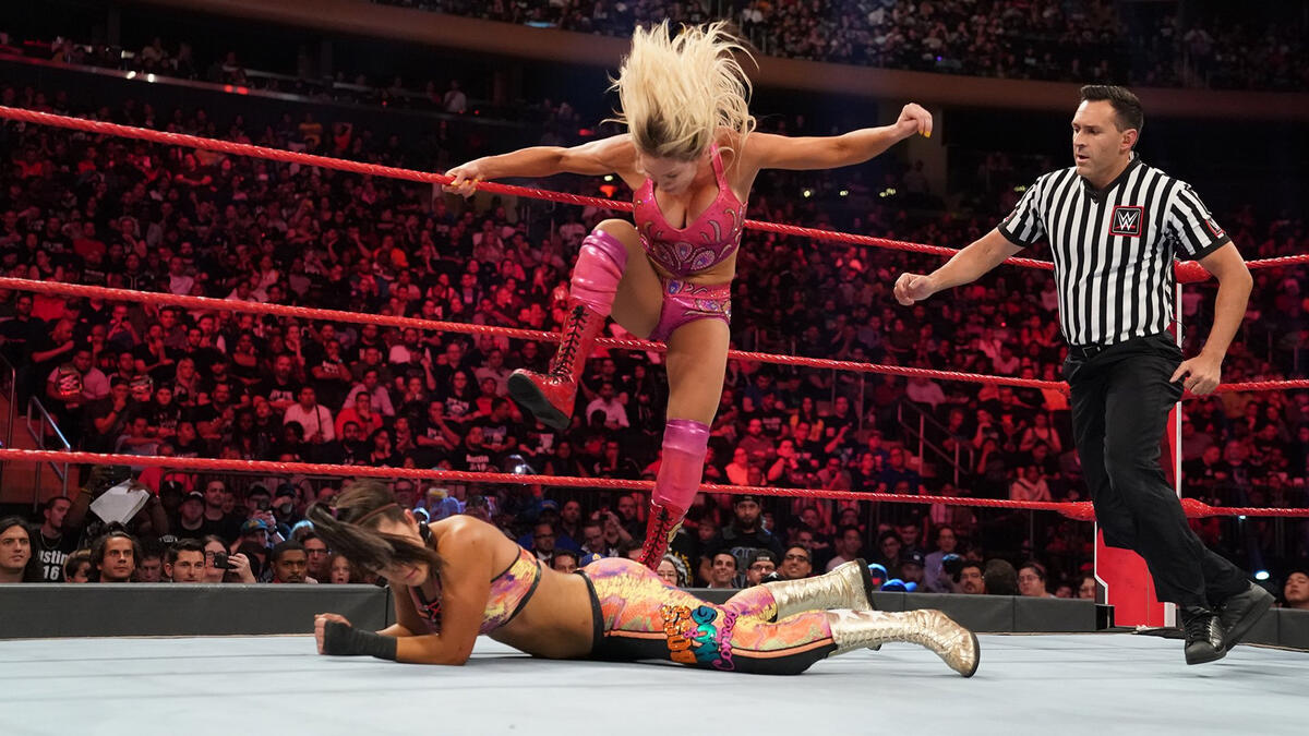 Becky Lynch & Charlotte Flair vs. Sasha Banks & Bayley: photos | WWE