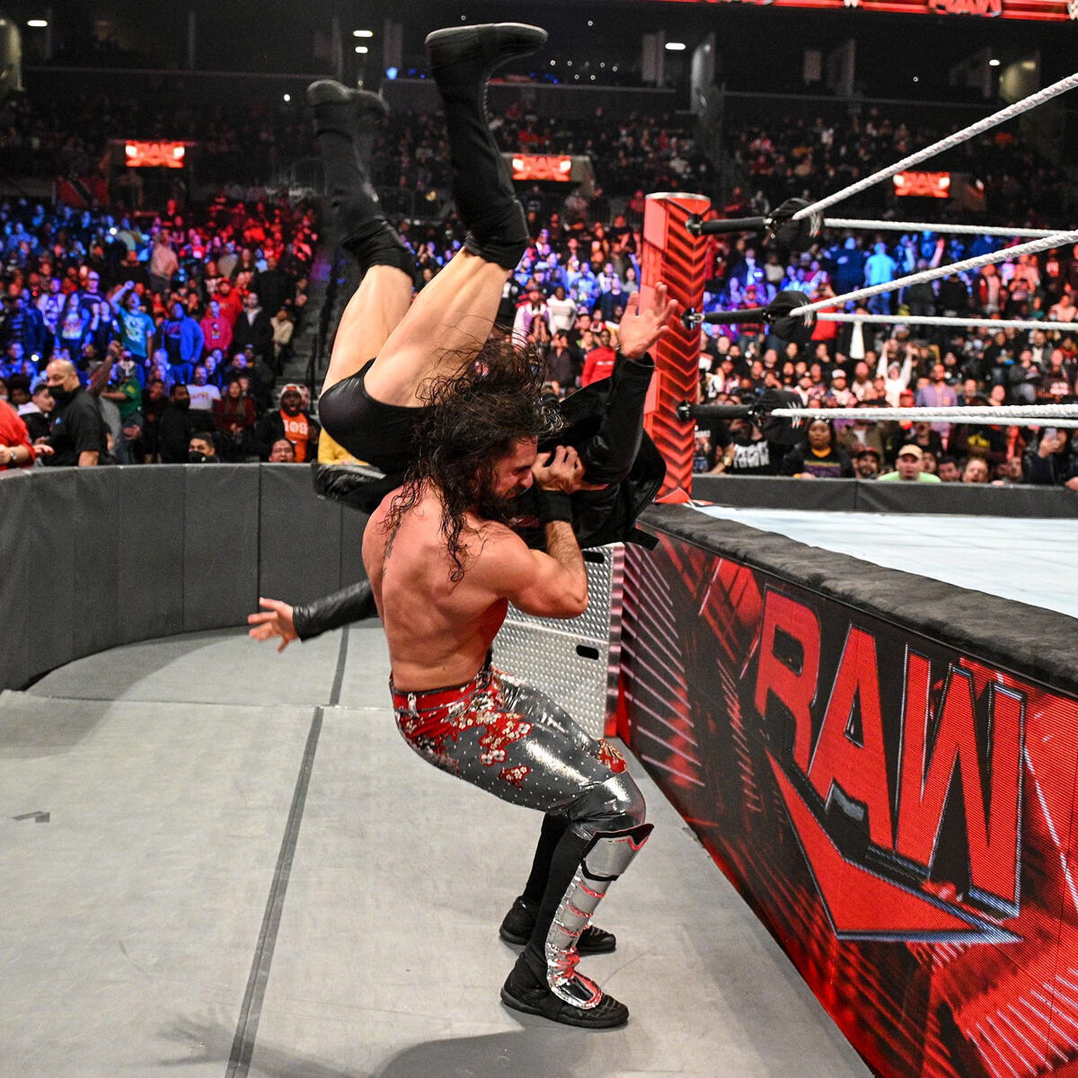 WWE Raw: Fan Attacked Seth Rollins; Former Champion Reacts 1