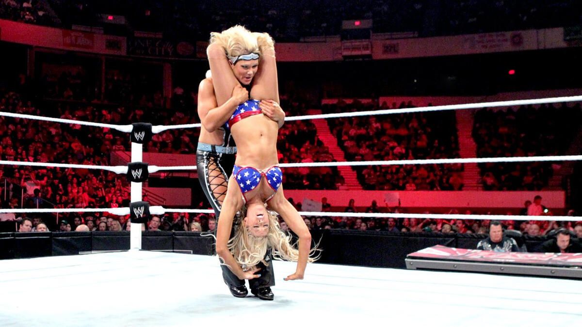 Kelly Kelly vs. Beth Phoenix: photos | WWE