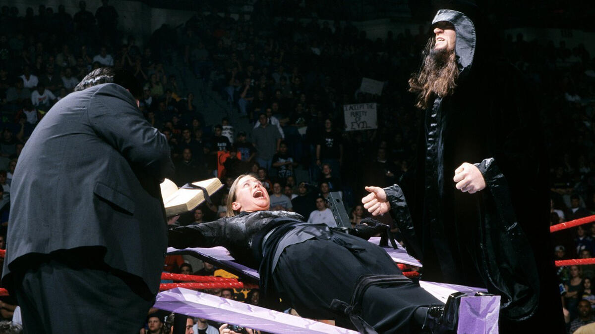 Historic Raw photos: Episodes 301 - 400 | WWE
