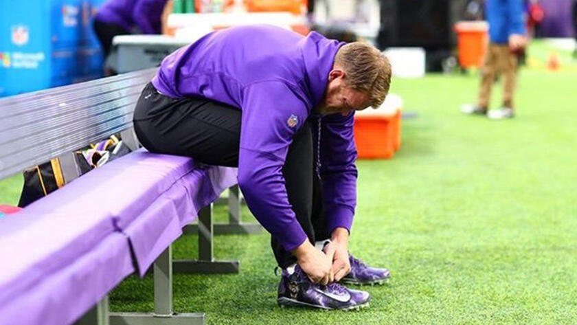 Vikings' Kyle Rudolph's Christmas Eve Cleats are Perfection (Video)