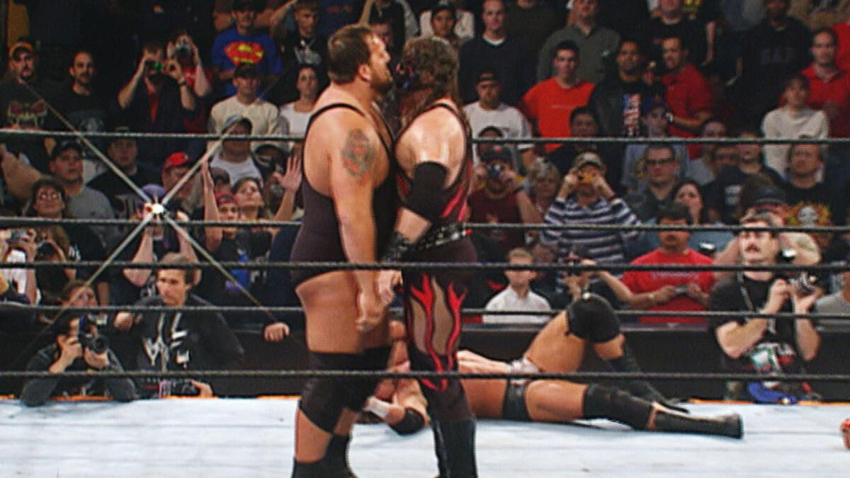 Kane shows off his immense strength by lifting Big Show over-the-top ...