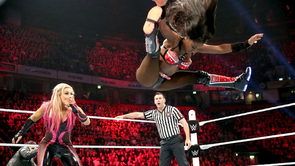 Natalya vs. Naomi: Raw, November 9, 2015 | WWE