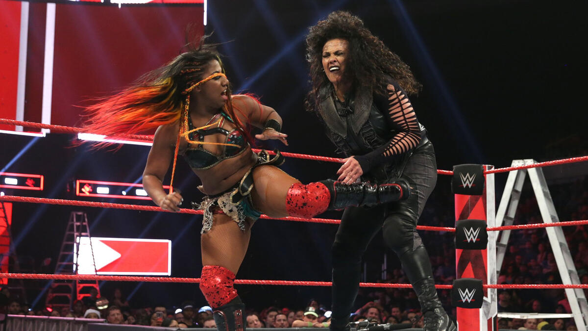 Ember Moon vs. Tamina: Raw, Dec. 10, 2018 | WWE