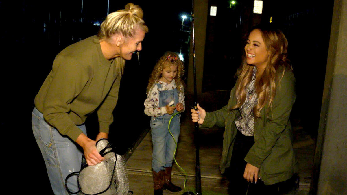 Kayla Braxton Goes Crabbing With Lacey Evans Wwes The Bump Wwe