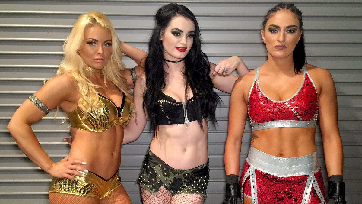 Paige Returns And Five Nxt Superstars Debut Wwe Now Wwe