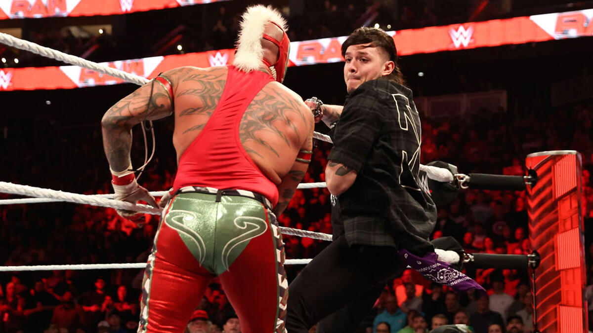 Dominik Mysterio helps Finn Bálor steal a win from Rey Mysterio: Raw ...