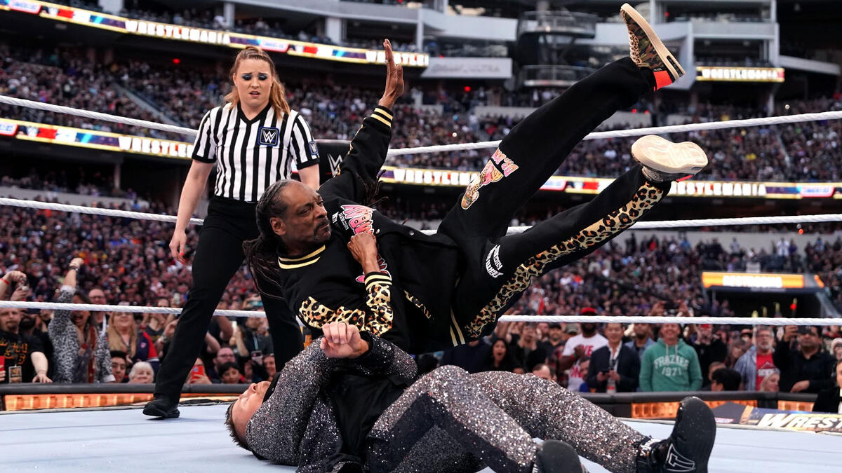 Snoop Dogg Delivers A People’s Elbow To The Miz!: WrestleMania 39 ...