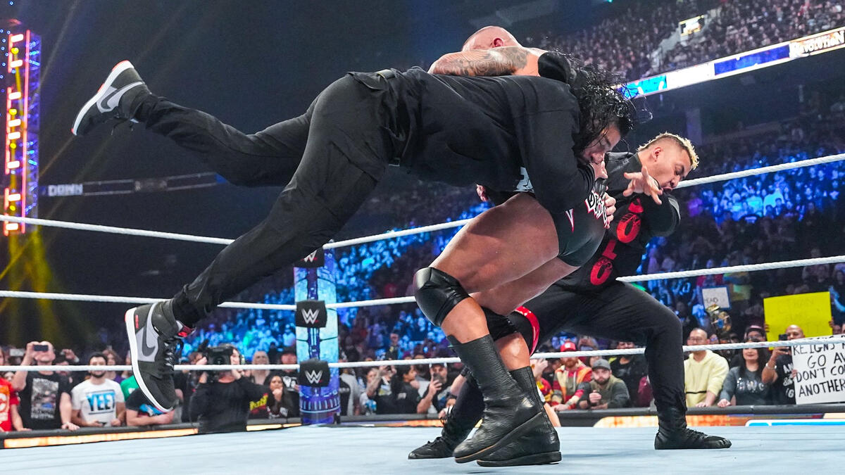 Roman Reigns disrupts Triple Threat Match: SmackDown New Year’s ...