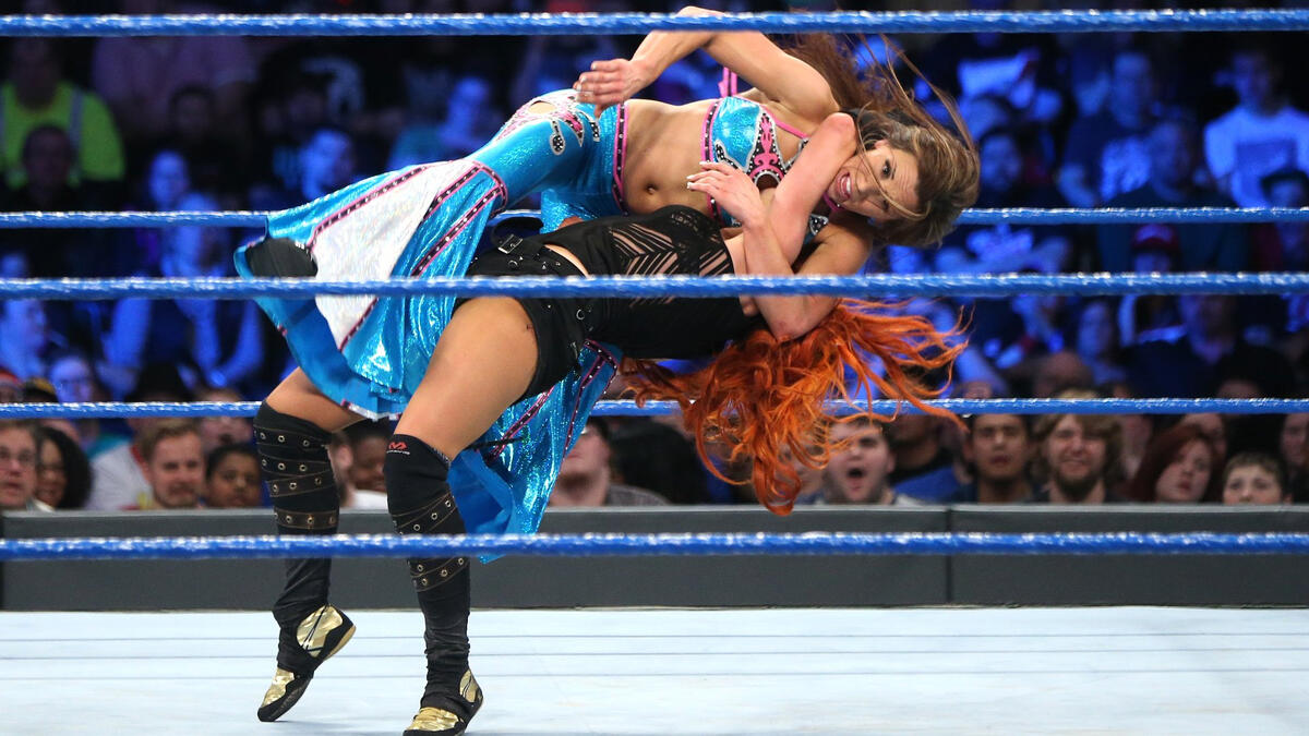 Becky Lynch vs. Mickie James – 2-out-of-3-Falls Match: photos | WWE