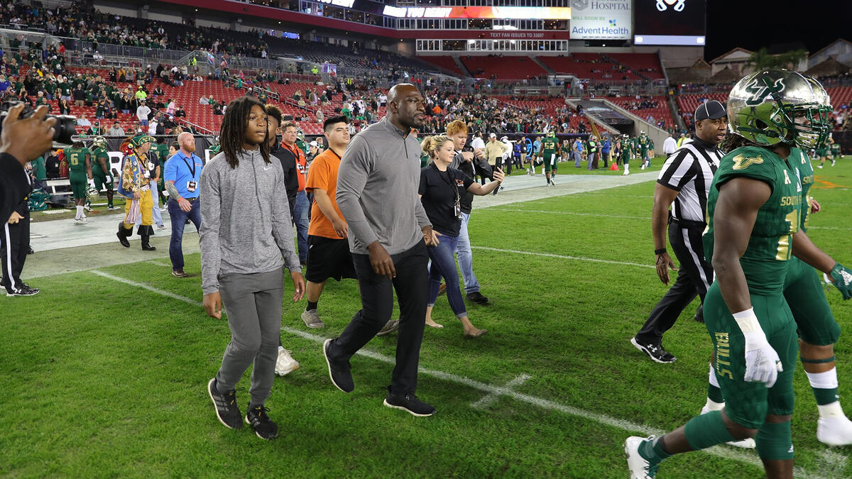 Titus O'Neil presents replica WWE Championship to 2021 Stanley Cup Champion Tampa  Bay Lightning: photos