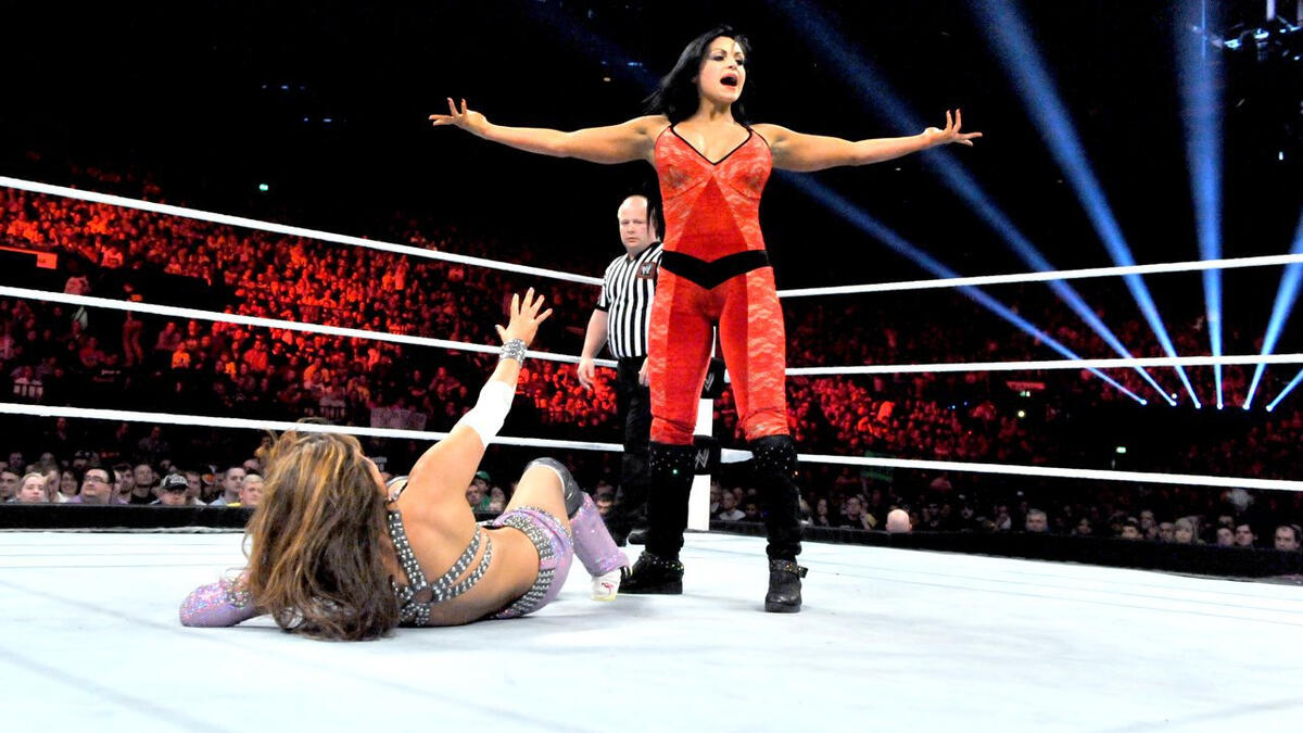 Layla & Kaitlyn vs. Eve & Aksana: photos | WWE