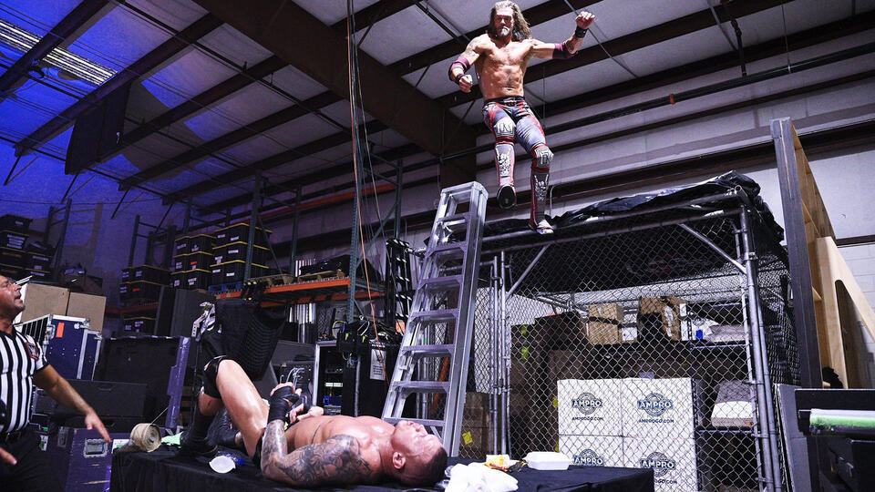 Last Man Standing Match termina com Edge destruindo Randy Orton