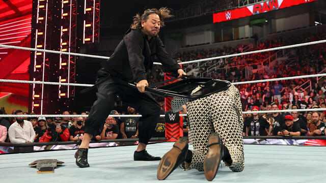 Shinsuke Nakamura hits a brutal sneak attack on Seth “Freakin” Rollins: Raw  highlights, Oct. 2, 2023